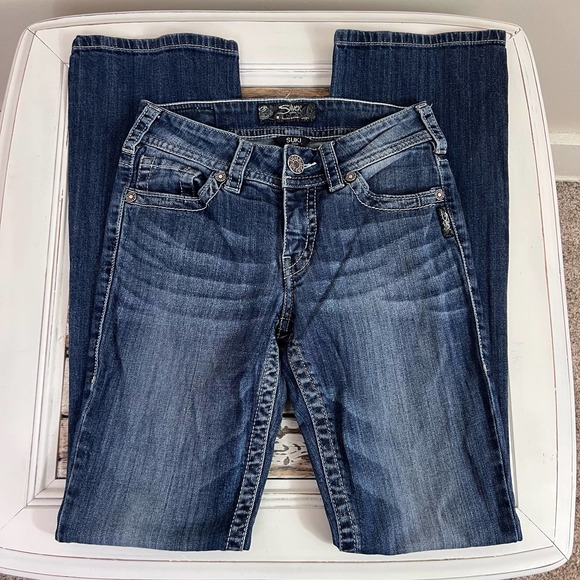 Silver Suki Bootleg Jeans. Size 26/34. Medium Blue